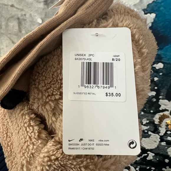 Nike | Sherpa Hat and Gloves - Picture 8 of 8